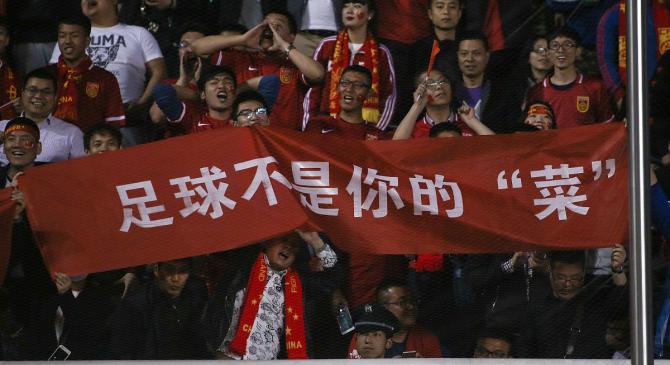 包含球场上燃情对决国家队士气高昂为荣誉奋斗的词条