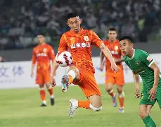 包含泰山头球破门+点球绝杀，维尼修斯遭遇联赛三连败的词条